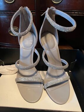 Sandals in Light Gray - Designer